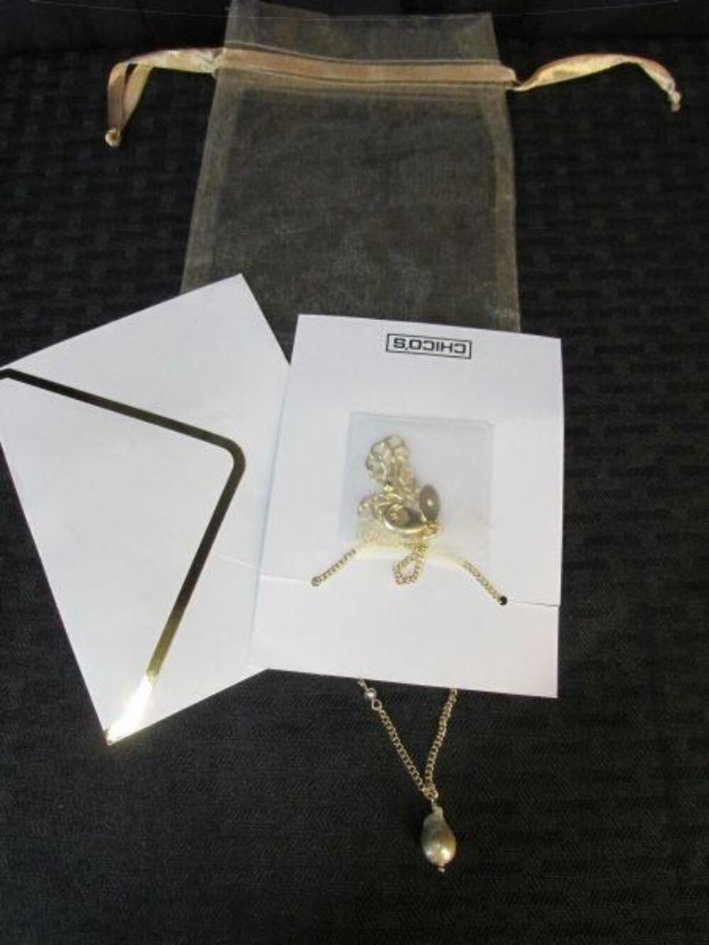Chicos Faux Pearl Pendant Gold Tone Chain Gift Card Bag New 16" Necklace Gift - Picture 2 of 9